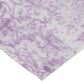 粗野な紫色、みすぼらしいシック、ラベンダー色の淡い色の花模様。 テーブルクロス (アングル)