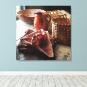 粘土製の投手のボウルとバスケット キャンバスプリント (インサイチュ (ウッドフロア))