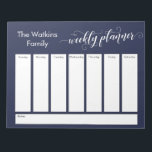 精巧なスクリプトシンプルネイビーウィークリープランナー ノートパッド<br><div class="desc">この汎用性の高い週次プランナーは、ヘッダを除き、すべて編集可能な非常に基本的な要素で設定されている。「ウィークリープランナー」という言葉は、手の込んだ渦巻く書道のフォントで書かれ、グラフィックとしてページの一番上に置かれている。[テンプレート]フィールドを使用して、フィット感のある詳細を追加する。色や他のフォントも変えもしろ！</div>