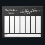 精巧なスクリプトシンプルブラックウィークリープランナー ノートパッド<br><div class="desc">この汎用性の高い週次プランナーは、ヘッダを除き、すべて編集可能な非常に基本的な要素で設定されている。「ウィークリープランナー」という言葉は、手の込んだ渦巻く書道のフォントで書かれ、グラフィックとしてページの一番上に置かれている。[テンプレート]フィールドを使用して、フィット感のある詳細を追加する。色や他のフォントも変えもしろ！</div>