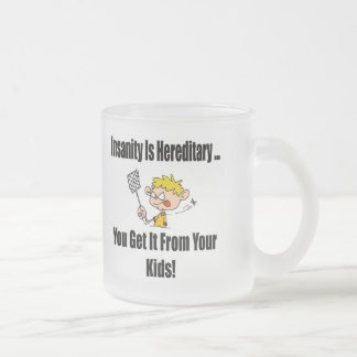 精神異常は遺伝性のTシャツおよびギフトです フロストグラスマグカップ