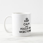 精管切除の平静そして焦点を保って下さい コーヒーマグカップ (左)