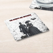 精霊はゴシック様式のハローウィンパーティを見ている スクエアペーパーコースター (アングル)