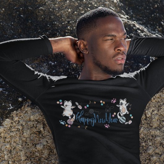 糸でバランスのとれた子猫の幸せな新年 Tシャツ