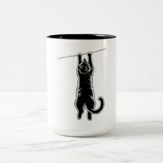 糸にぶら下がる面白い猫 ツートーンマグカップ