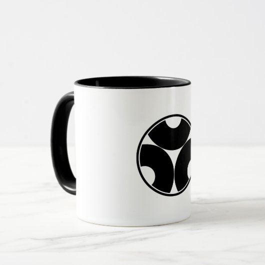 糸のようなリングのコーヒーマグで三連のヘビの目 マグカップ (正面左)