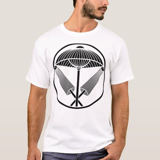 糸のような輪に三本の傘 Tシャツ (正面)