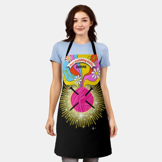 糸の編み物針がグルービーヒッピーの虹の工芸品 エプロン (着用した状態)