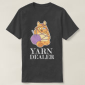 糸ディーラーかわいい猫クロシェ転がー糸愛好家 Tシャツ (デザイン正面)