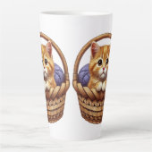 糸入りバスケットの可愛らしいオレンジ色の子猫 カフェラテマグ (正面)