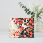 紅楓の下の白黒の芸者離れ猫 ポストカード (スタンド正面)