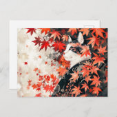 紅楓の下の白黒の芸者離れ猫 ポストカード (正面/裏面)