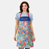 紅白青の花7月4日モノグラム エプロン (着用した状態)