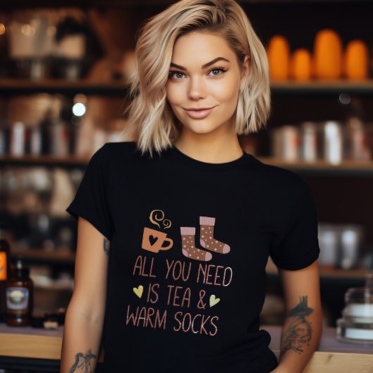 紅茶とあったか靴下があれば幸せ Cozy Fall グラフィック Tシャツ