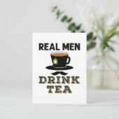 紅茶を飲む本当の男 すてきな紅茶飲みのためのギフト ポストカード (スタンド正面)
