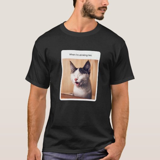 紅茶を飲んでいるときの猫ミーム Tシャツ (正面)