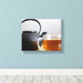 紅茶カップとブラックメタルティーケトル8x10 キャンバスプリント (インサイチュ (ウッドフロア))