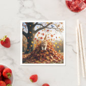 紅茶色の猫が落ち葉の山から飛び出す スタンダードカクテルナプキン (インサイチュ)