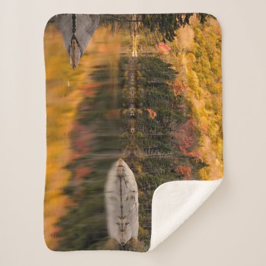 紅葉がビーバー池で反射 シェルパブランケット (正面)