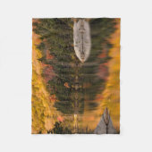 紅葉がビーバー池で反射 フリースブランケット (正面)