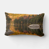 紅葉がビーバー池で反射 ランバークッション (裏面)