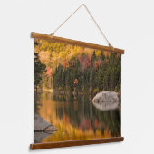紅葉がビーバー池で反射 吊り下げ型タペストリー (傾斜あり)