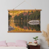 紅葉がビーバー池で反射 吊り下げ型タペストリー (寝室)