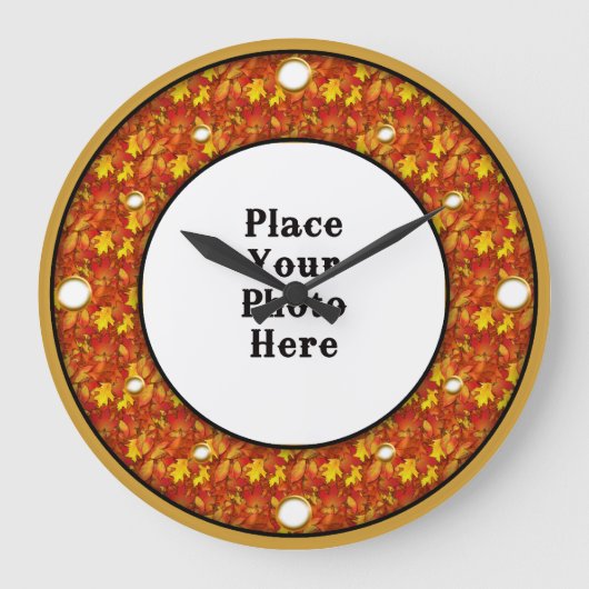 紅葉がフォトウォールの時計をフレームする ラージ壁時計 (正面)