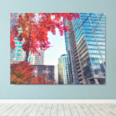 紅葉したカエデの葉と秋の市街地の風景 キャンバスプリント (インサイチュ (ウッドフロア))
