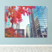 紅葉したカエデの葉と秋の市街地の風景 キャンバスプリント (インサイチュ (ウッドフロア))