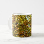 紅葉するカエデの木の緑と黄金色の秋の色 コーヒーマグカップ (正面左)