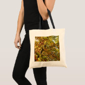 紅葉するカエデの木の緑と黄金色の秋の色 トートバッグ (正面(商品))