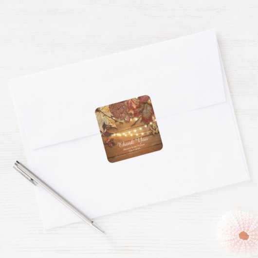 紅葉とストリングライト素朴オン木工 スクエアシール (封筒)