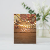 紅葉とストリングライト素朴オン木材RSVP インビテーションポストカード (スタンド正面)