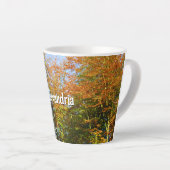 紅葉とブルースカイズ – 小パーソナライズされた形 カフェラテマグ (右アングル)