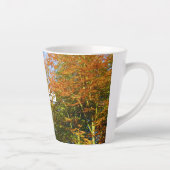 紅葉とブルースカイズ – 小パーソナライズされた形 カフェラテマグ (右)