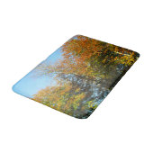 紅葉とブルースカイ – パーソナライズされた バスマット (アングル)