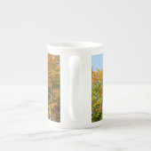 紅葉とブルースカイ – パーソナライズされた ボーンチャイナマグカップ (裏面)