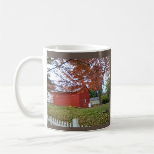 紅葉とマグカップの上の甘い赤い納屋。 コーヒーマグカップ
