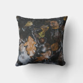 紅葉と神秘的な水の中のドングリ クッション (裏面)