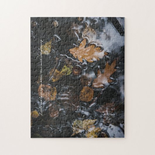 紅葉と神秘的な水の中のドングリ ジグソーパズル (縦)