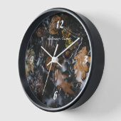 紅葉と神秘的な水の中のドングリ 壁時計 (傾斜)