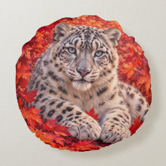 紅葉に佇むユキヒョウ – 野生動物アート ラウンドクッション