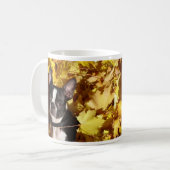 紅葉のマグによって囲まれるボストンテリア犬 コーヒーマグカップ (正面左)