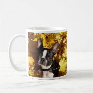紅葉のマグによって囲まれるボストンテリア犬 コーヒーマグカップ