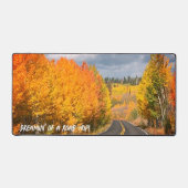 紅葉の北アリゾナ車道写真 デスクマット (正面)