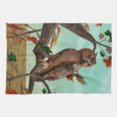 紅葉の梢に止まるフクロウの秋の野生動物アート キッチンタオル (横)