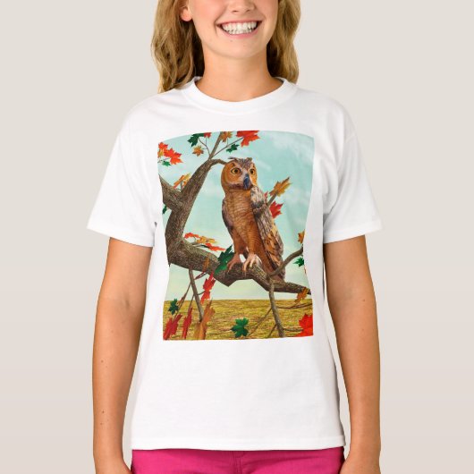 紅葉の梢に止まるフクロウの秋の野生動物アート Tシャツ (正面)