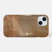 紅葉の森の小道 iPhone 15ケース (裏面横)