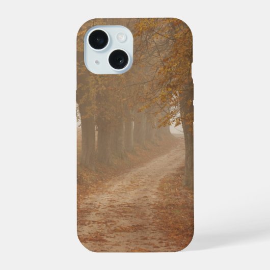 紅葉の森の小道 iPhone 15ケース (裏面)